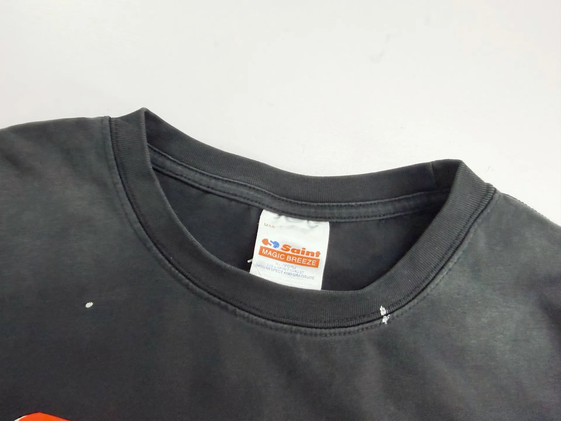 ❥8035 P130 Saint Mxxxxxx New model uses double yarn cotton batik fabric 290 grams, comfortable and breathable to wear. Full of street feel, loose fit. Craftsmanship: crack printing + graffiti + spray coding, batik and wash. Size: (S-M-L-XL) Color: Washed Black